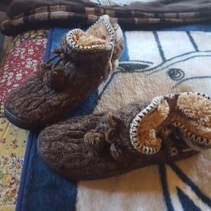 Mukluks  sweater house shoes,  7/8, nice